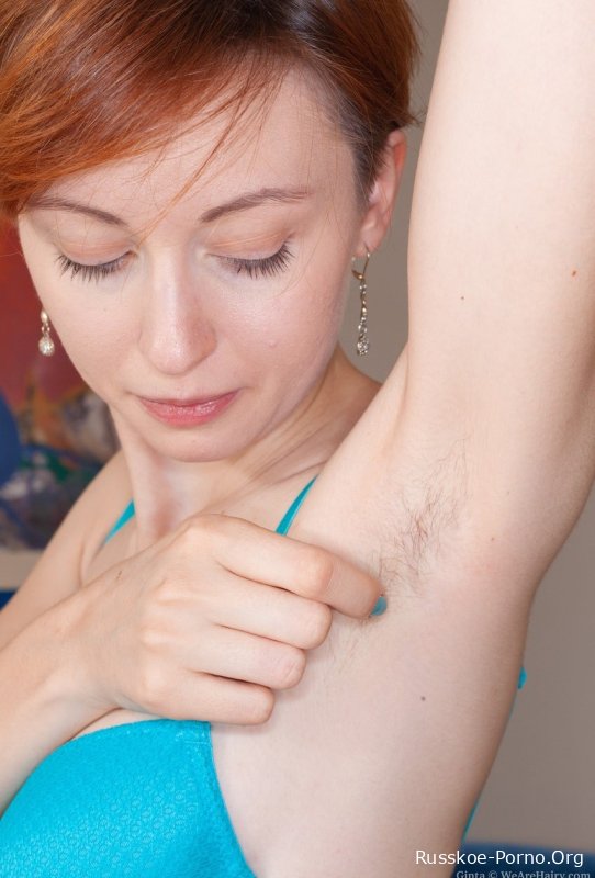 Волосатая леди Гинта показывает коллекцию своих картин и раздвигает свою киску