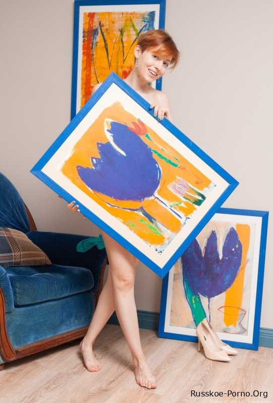 Волосатая леди Гинта показывает коллекцию своих картин и раздвигает свою киску