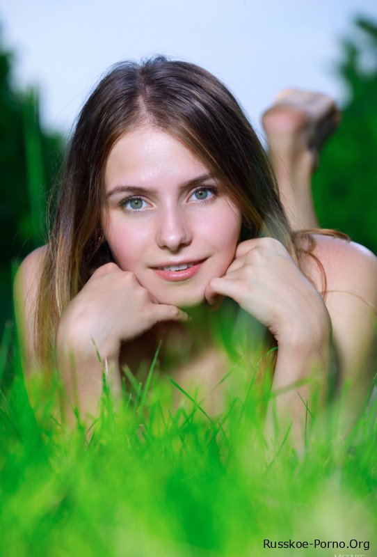 Молоденькая Дакота Пинк с большой грудью снимает свое замечательное платье и позирует обнаженной на открытом воздухе