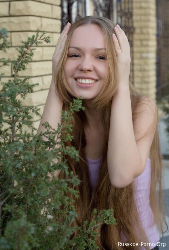 Красивая молоденькая Вирджиния Сан снимает корсет и показывает свое миниатюрное обнаженное тело