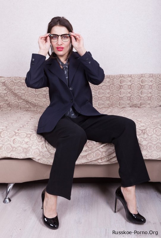 Сексуальная брюнетка в очках Джулия Ред позирует соло и показывает свою киску