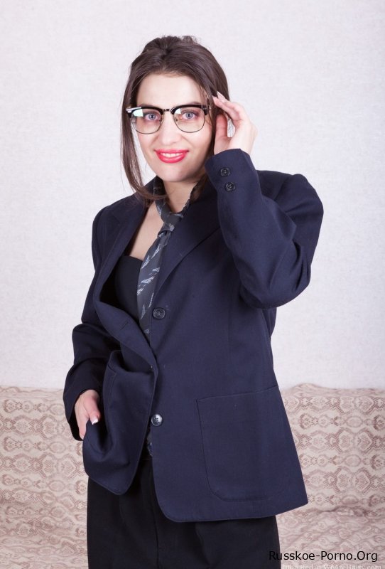 Сексуальная брюнетка в очках Джулия Ред позирует соло и показывает свою киску