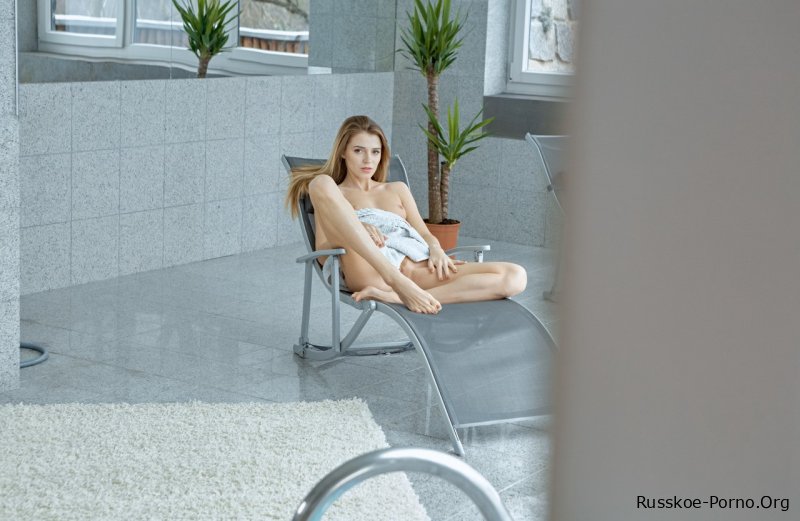 Русская молоденькая Мэри Калиси получает жесткий трах и кончает у бассейна