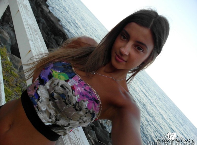 Сексуальная русская молоденькая Мелена Тара делает селфи со своими сиськами и киской на берегу моря