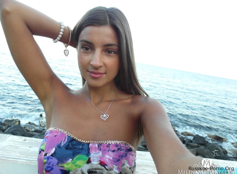 Сексуальная русская молоденькая Мелена Тара делает селфи со своими сиськами и киской на берегу моря