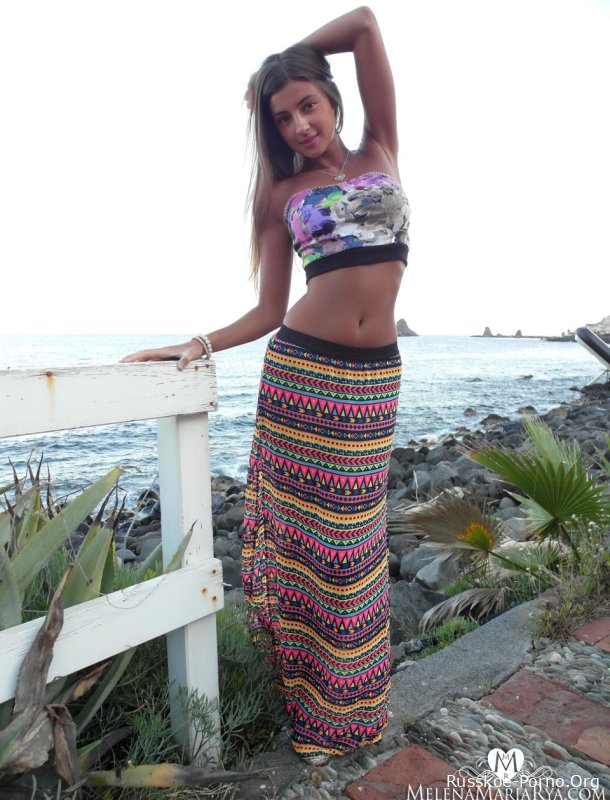 Сексуальная русская молоденькая Мелена Тара делает селфи со своими сиськами и киской на берегу моря