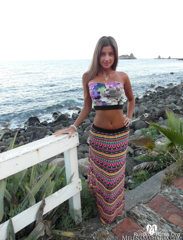 Сексуальная русская молоденькая Мелена Тара делает селфи со своими сиськами и киской на берегу моря