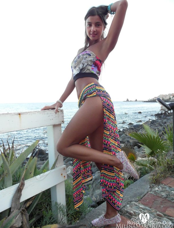 Сексуальная русская молоденькая Мелена Тара делает селфи со своими сиськами и киской на берегу моря