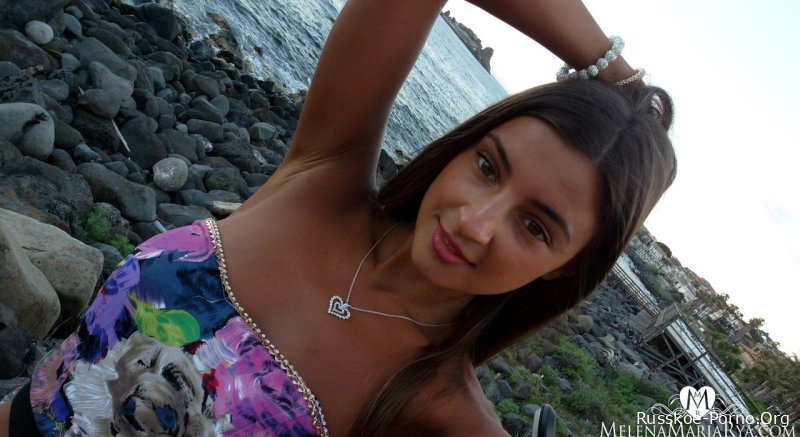 Сексуальная русская молоденькая Мелена Тара делает селфи со своими сиськами и киской на берегу моря
