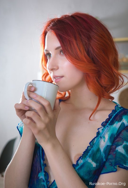 Полностью натуральная рыжая Элин Дэйн раздевается и выставляет напоказ свое идеальное тело и ноги