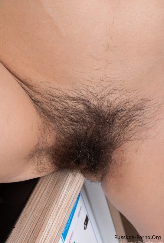Молоденькая любительница Сирена Спилона обнажает свою волосатую вагину и красивые сиськи в помещении
