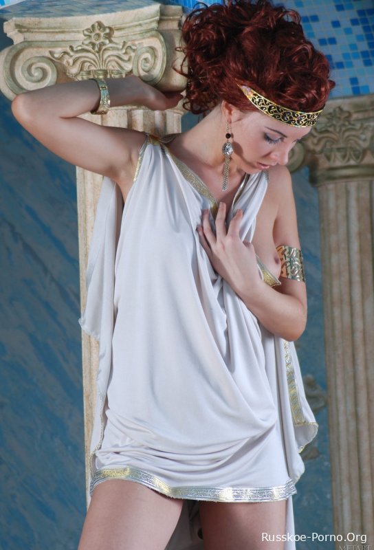 Русская рыжеволосая Полина Ди снимает свой римский костюм и обнажает свое сексуальное тело