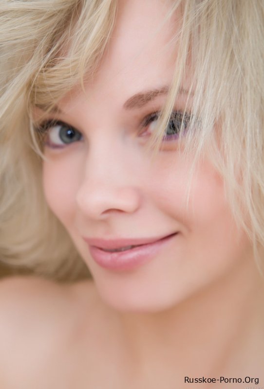 Русская красотка с маленькими сиськами Феона А дразнит своей горячей попкой в соло