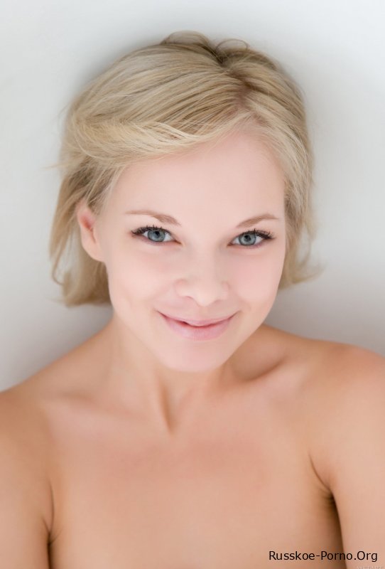 Русская красотка с маленькими сиськами Феона А дразнит своей горячей попкой в соло