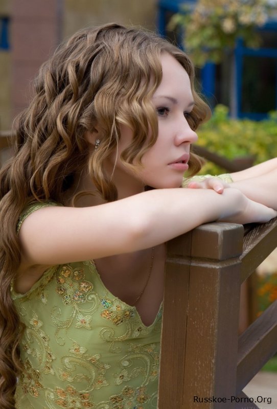 Очаровательная любительница Вирджиния Сан показывает свою милую волосатую пизду и позирует на каблуках