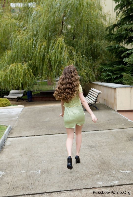 Очаровательная любительница Вирджиния Сан показывает свою милую волосатую пизду и позирует на каблуках