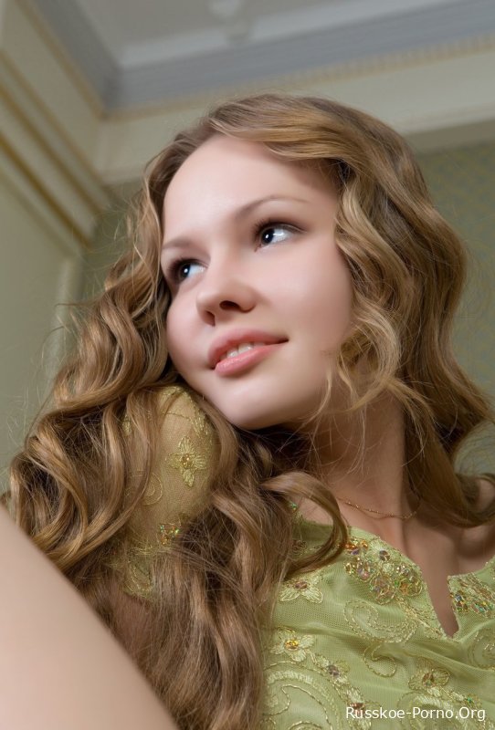 Очаровательная любительница Вирджиния Сан показывает свою милую волосатую пизду и позирует на каблуках