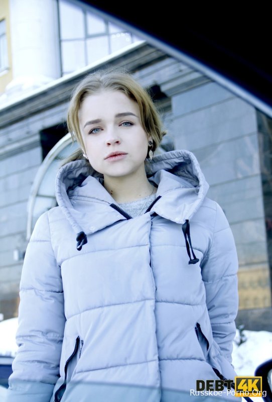 Симпатичная 23-летняя красотка Калибри Энджел набивает свою бритую вагину незнакомцем