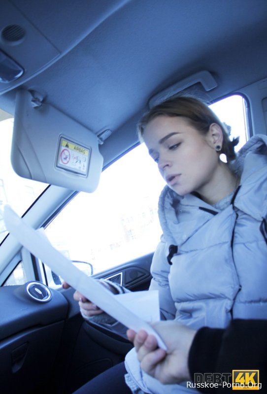 Симпатичная 23-летняя красотка Калибри Энджел набивает свою бритую вагину незнакомцем