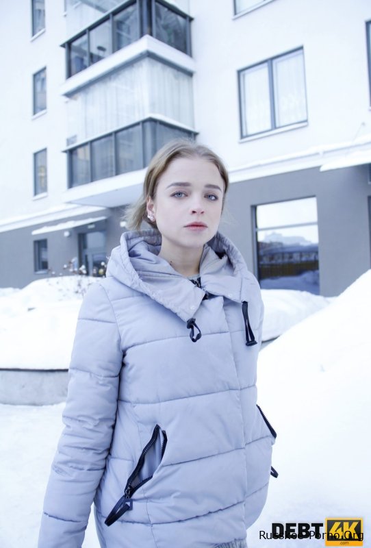 Симпатичная 23-летняя красотка Калибри Энджел набивает свою бритую вагину незнакомцем