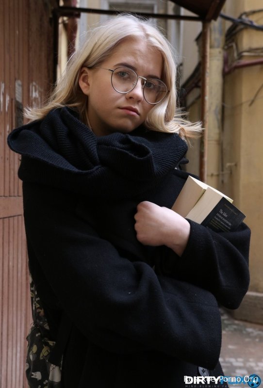 Русская ботаничка заводная Виктория теряет свою девственность и пробует свежую сперму на вкус