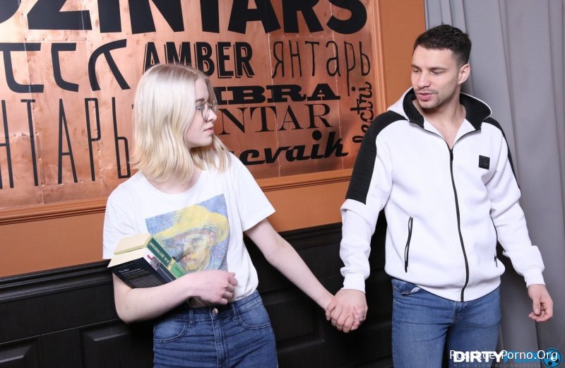 Русская ботаничка заводная Виктория теряет свою девственность и пробует свежую сперму на вкус