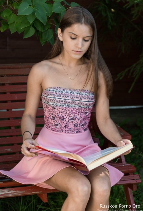 Сексуальная русская молоденькая Эвелина Дарлинг обнажает и загорает на публике со своей пышной пиздой