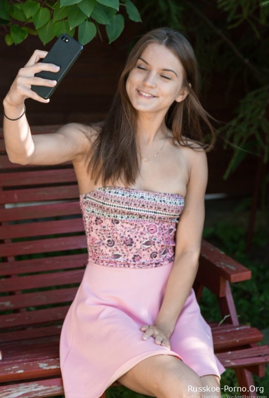 Сексуальная русская молоденькая Эвелина Дарлинг обнажает и загорает на публике со своей пышной пиздой