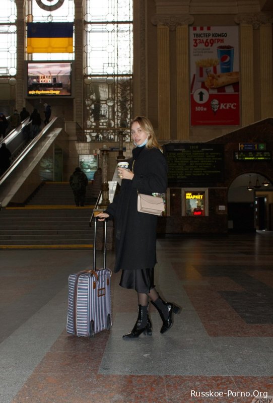 Высокая русская красотка Софи Левченко раздевается до своего сексуального нижнего белья и позирует