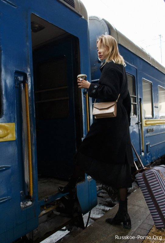 Высокая русская красотка Софи Левченко раздевается до своего сексуального нижнего белья и позирует