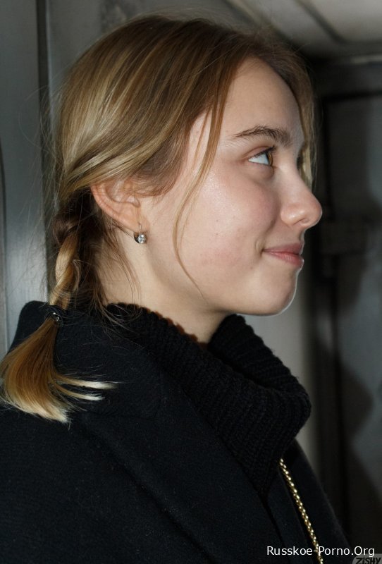 Высокая русская красотка Софи Левченко раздевается до своего сексуального нижнего белья и позирует