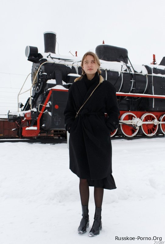 Высокая русская красотка Софи Левченко раздевается до своего сексуального нижнего белья и позирует