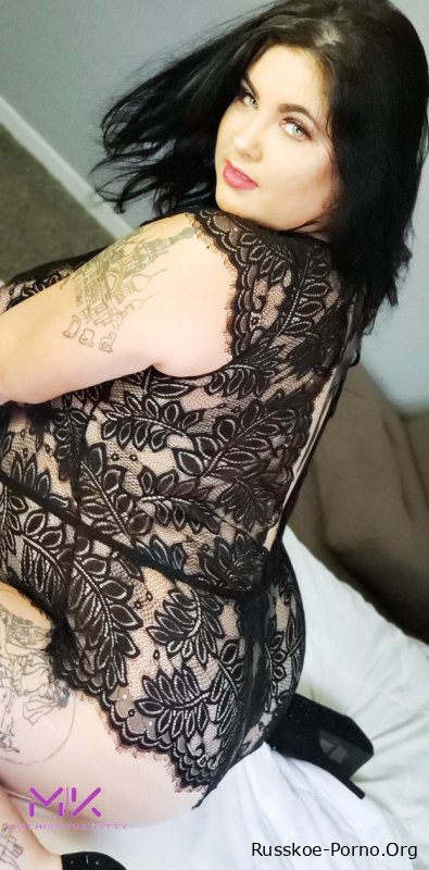 Пухленькая богиня Озорная кошечка дразнит своей большой задницей в черном нижнем белье