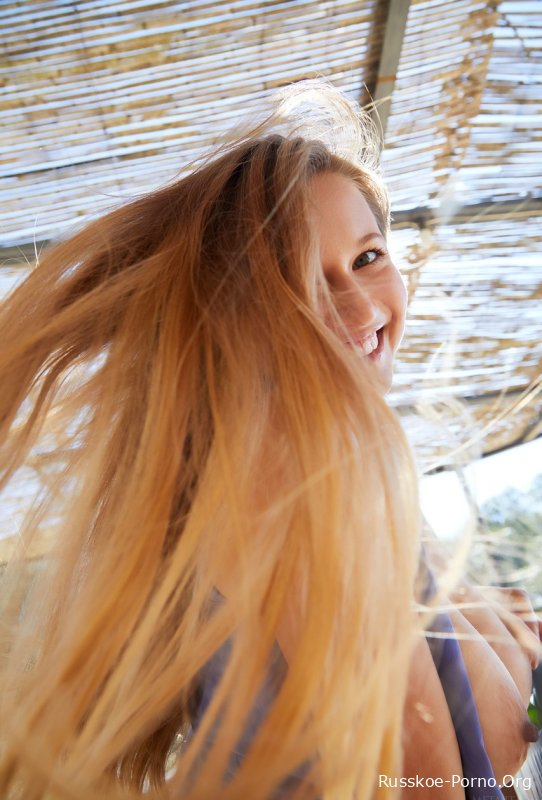 Красивая милашка Стелла Кардо показывает свои натуральные сиськи и позирует обнаженной перед зеркалом