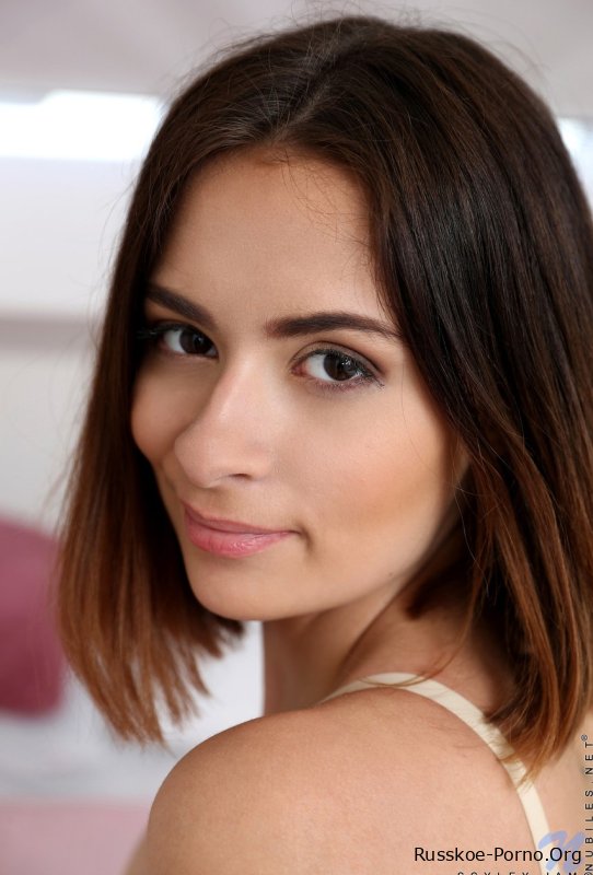 Высокая брюнетка Скайли Джем снимает с себя нижнее белье, позирует обнаженной и трахается с игрушкой