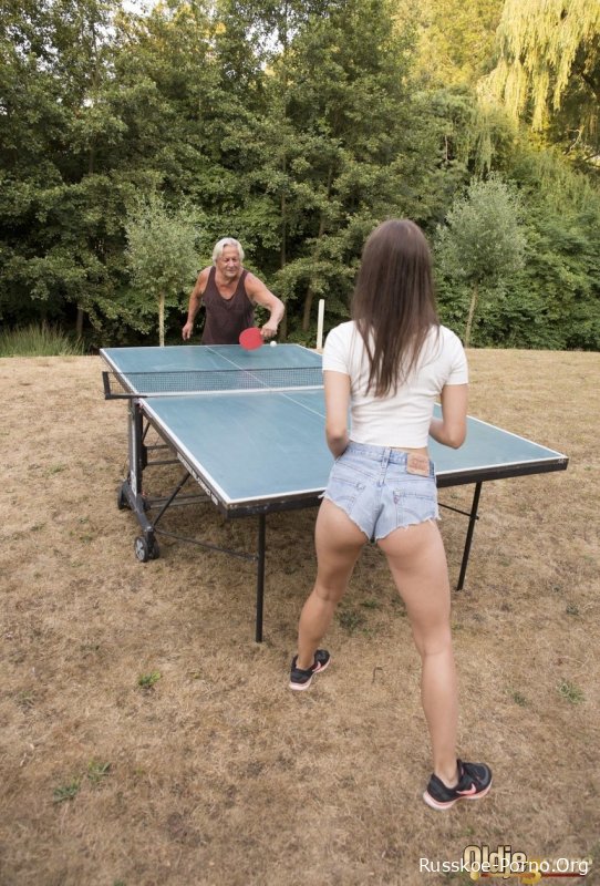 Подростки Амарис и Саша Спарроу трахаются со своим старым тренером по настольному теннису
