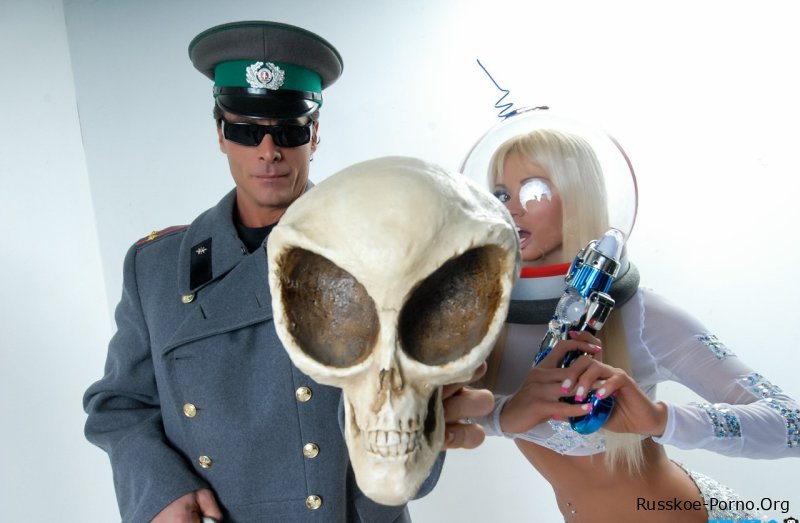 Бомба в блестящем наряде Никита Фон Джеймс целует охранника