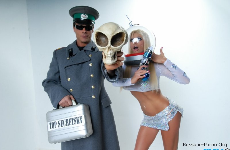 Бомба в блестящем наряде Никита Фон Джеймс целует охранника