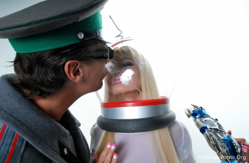 Бомба в блестящем наряде Никита Фон Джеймс целует охранника