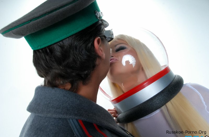 Бомба в блестящем наряде Никита Фон Джеймс целует охранника