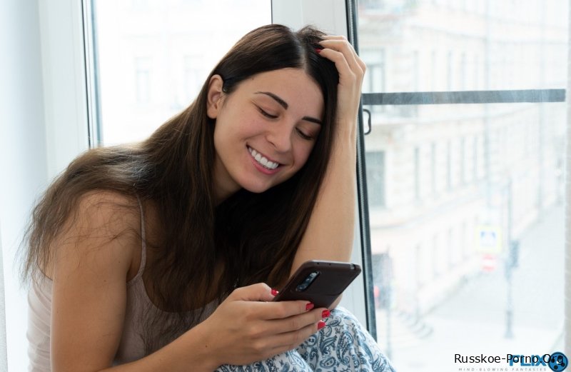 Сладкая подружка с татуировкой на спине Элис Келли скачет на члене после минета