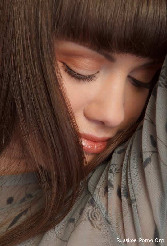 Ангельская русская молоденькая Кэнди Роуз показывает свою очень съедобную киску вблизи