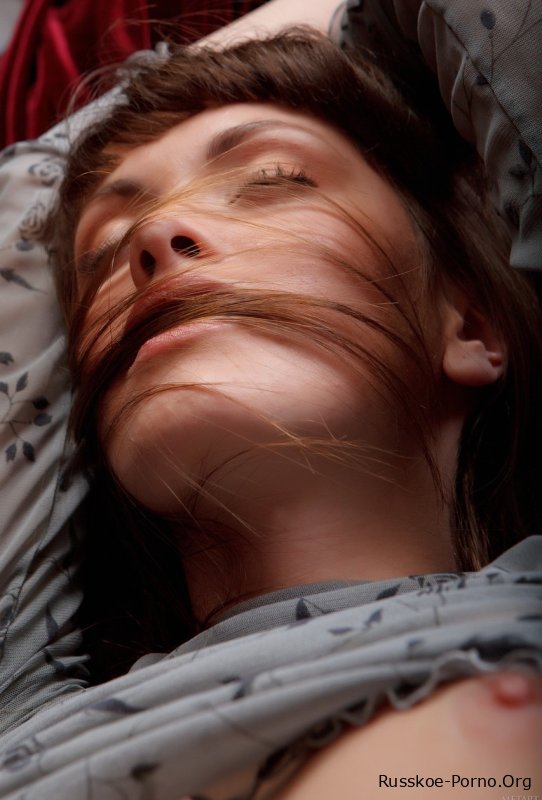 Ангельская русская молоденькая Кэнди Роуз показывает свою очень съедобную киску вблизи