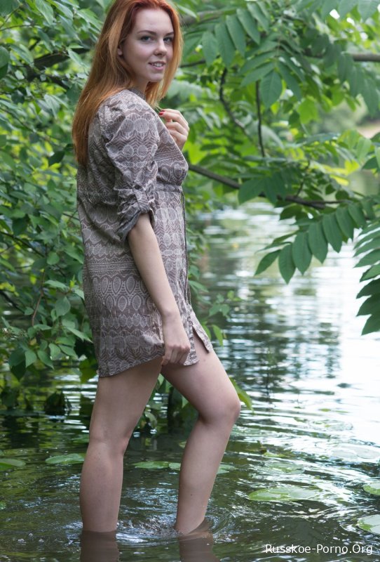 Сексуальная рыжая молоденькая Кэнди Ред показывает свои большие сиськи и бритую вагину в лесу