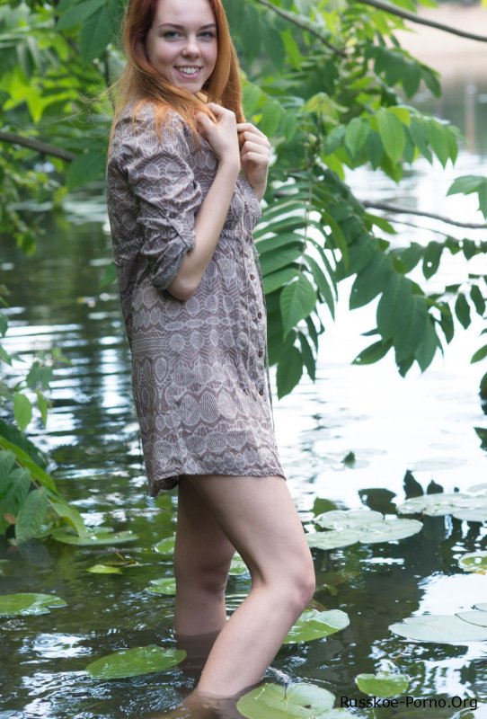 Сексуальная рыжая молоденькая Кэнди Ред показывает свои большие сиськи и бритую вагину в лесу