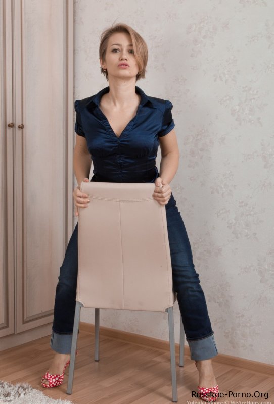 Русская жена с красивыми сиськами Юленька Мур показывает свою волосатую промежность