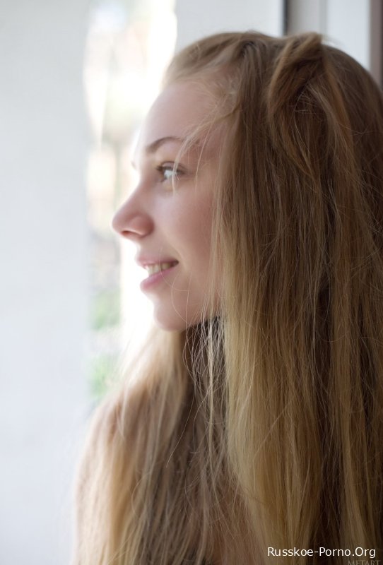 Гламурная красотка Лив А позирует обнаженной и показывает свою киску в сексуальном черном наряде