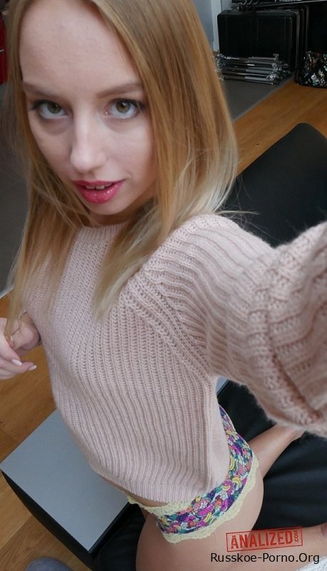 Грязная молоденькая Кира Торн сверкает своими сиськами и демонстрирует свою потрясающую круглую попку