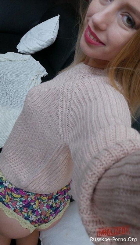 Грязная молоденькая Кира Торн сверкает своими сиськами и демонстрирует свою потрясающую круглую попку