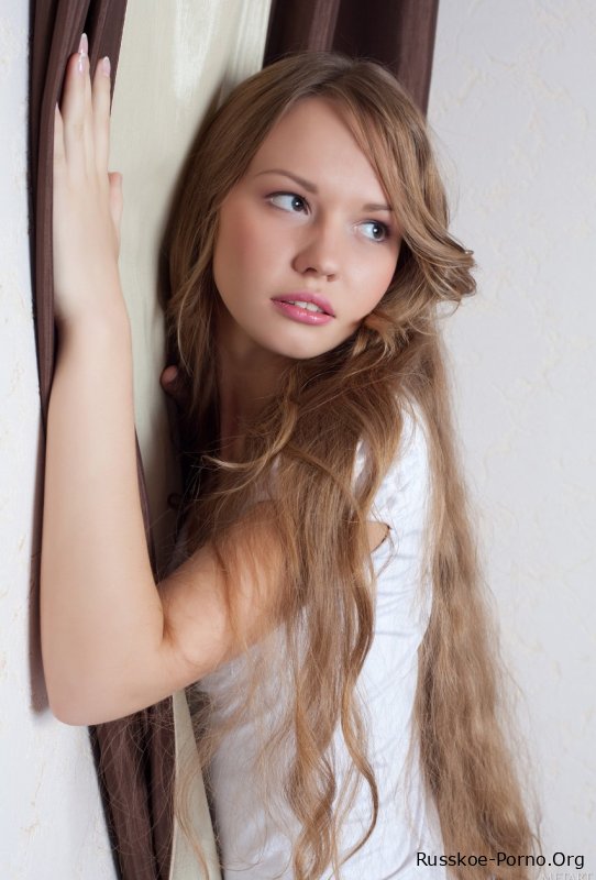 Милая девушка с потрясающей попкой Virginia Sun раздевается и позирует обнаженной